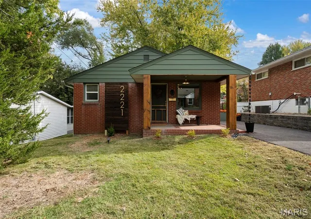 Photo 2 of Single family home for sale at 2221 Norside Dr, Alton, IL 62002 | MLS# MIS26068538 | Listing updated on 2026-10-28