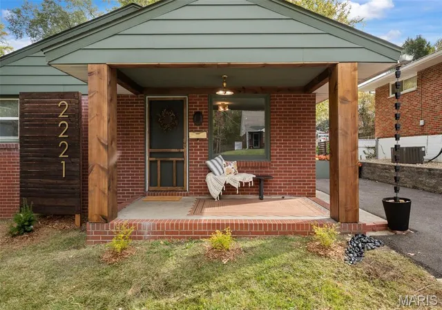 Photo 3 of Single family home for sale at 2221 Norside Dr, Alton, IL 62002 | MLS# MIS26068538 | Listing updated on 2026-10-28