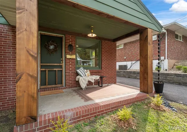 Photo 3 of Single family home for sale at 2221 Norside Dr, Alton, IL 62002 | MLS# MIS26068538 | Listing updated on 2026-10-28