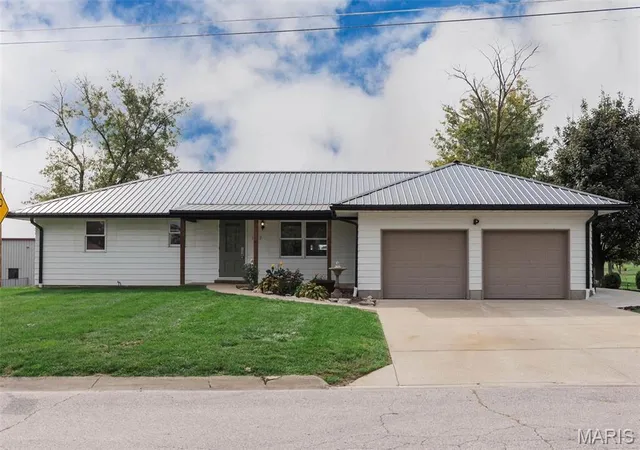 Photo 1 of Single family home for sale at 1017 Pocahontas Ave, Palmyra, MO 63461 | MLS# MIS26068547 | Listing updated on 2026-10-29