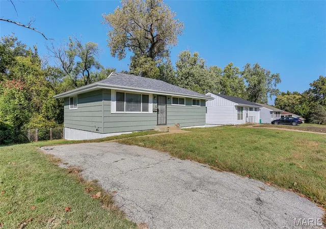Photo 3 of Single family home for sale at 5673 Parchester Dr, Saint Louis, MO 63121 | MLS# MIS26068558 | Listing updated on 2026-10-27