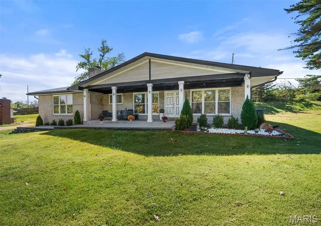 Photo 2 of Single family home for sale at 9443 Oakwood Manor Ln, Saint Louis, MO 63126 | MLS# MIS26068573 | Listing updated on 2026-10-28