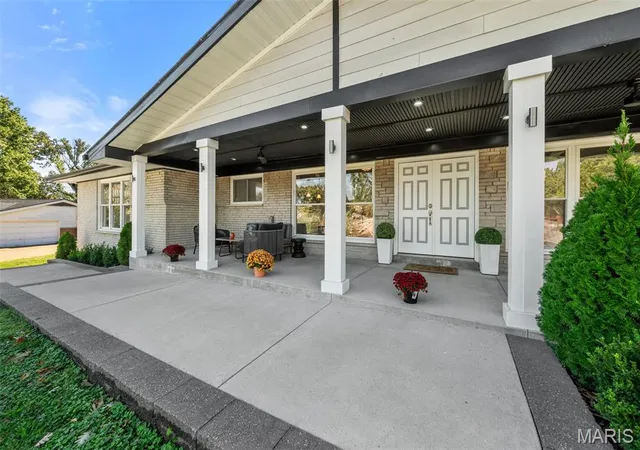Photo 3 of Single family home for sale at 9443 Oakwood Manor Ln, Saint Louis, MO 63126 | MLS# MIS26068573 | Listing updated on 2026-10-28