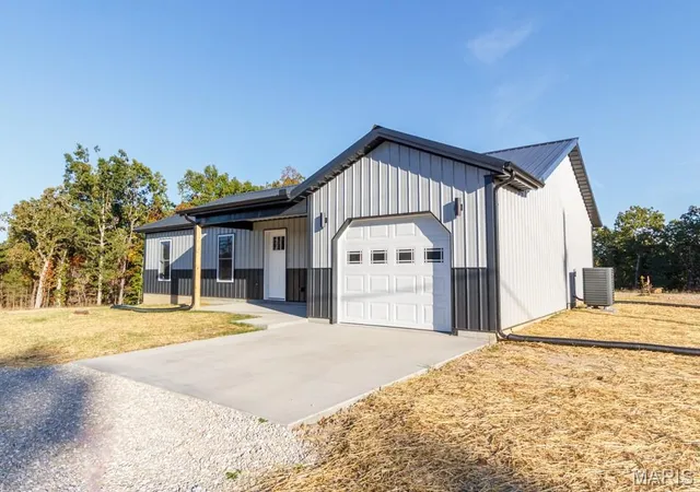 Photo 2 of Single family home for sale at 15552 Top Dr, Saint Robert, MO 65584 | MLS# MIS26068618 | Listing updated on 2026-10-26