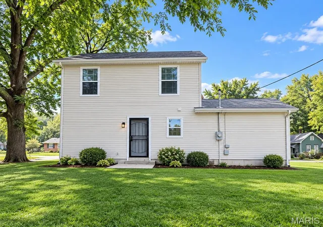 Photo 2 of Single family home for sale at 2133 E Lawrence Ave, Springfield, IL 62703 | MLS# MIS26068642 | Listing updated on 2026-10-27