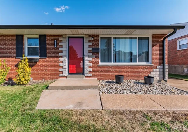 Photo 4 of Single family home for sale at 9810 Glenmont Dr, Saint Louis, MO 63123 | MLS# MIS26068679 | Listing updated on 2026-10-29