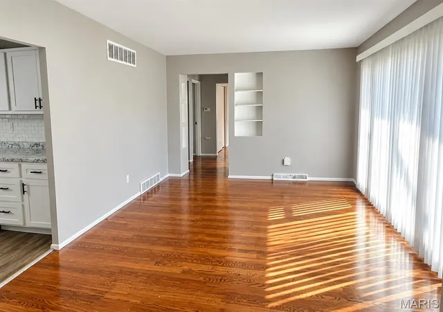 Photo 2 of Single family home for sale at 631 Holiday Ave, Hazelwood, MO 63042 | MLS# MIS26068683 | Listing updated on 2026-10-29