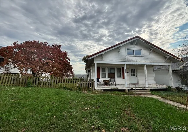 Single family home for sale at 2007 Kingshighway, Hannibal, MO 63401 | MLS# MIS26068684