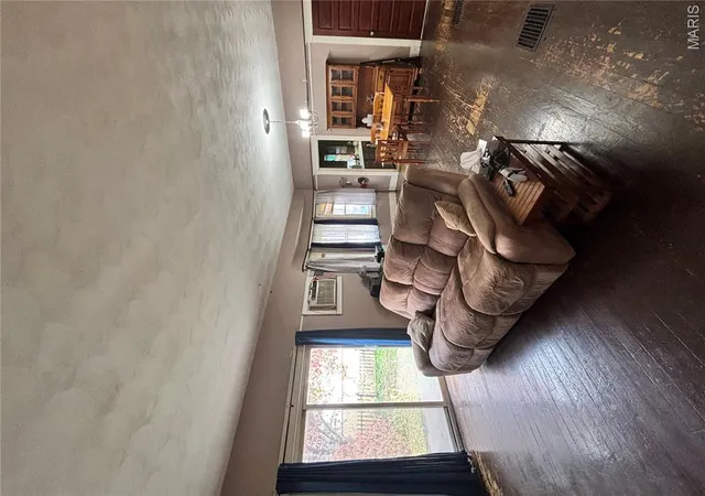 Photo 3 of Single family home for sale at 2007 Kingshighway, Hannibal, MO 63401 | MLS# MIS26068684 | Listing updated on 2026-10-26