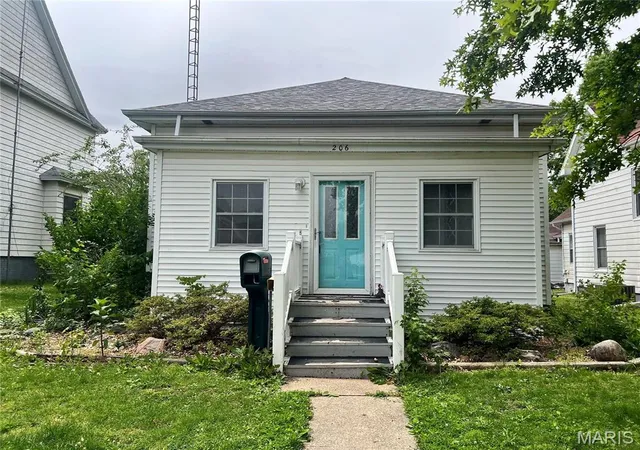 Photo 1 of Single family home for sale at 206 S Cedar St, Nokomis, IL 62075 | MLS# MIS26068687 | Listing updated on 2026-10-26