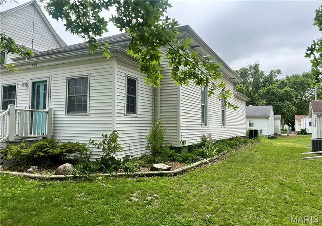 Photo 2 of Single family home for sale at 206 S Cedar St, Nokomis, IL 62075 | MLS# MIS26068687 | Listing updated on 2026-10-26