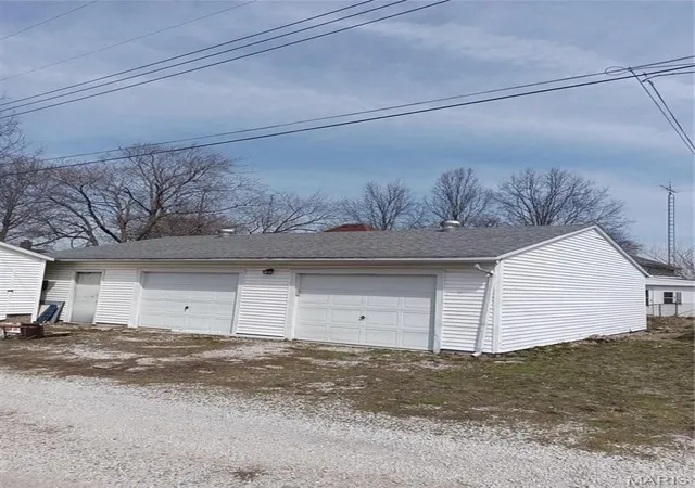 Photo 3 of Single family home for sale at 206 S Cedar St, Nokomis, IL 62075 | MLS# MIS26068687 | Listing updated on 2026-10-26
