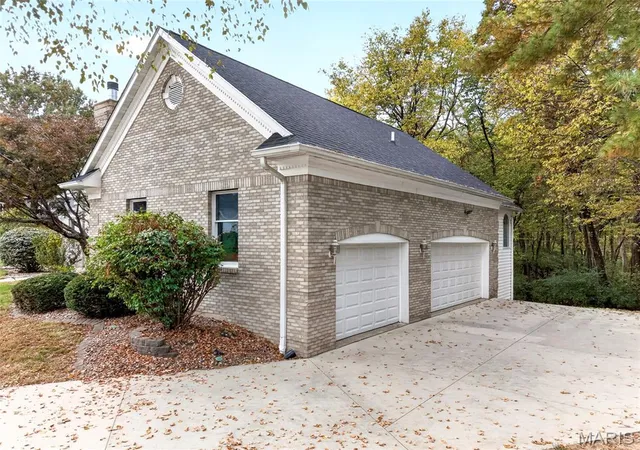 Photo 3 of Single family home for sale at 8 Jason Ct, Edwardsville, IL 62025 | MLS# MIS26068696 | Listing updated on 2026-10-30