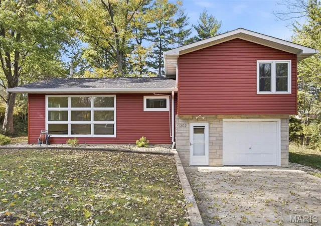 Photo 1 of Single family home for sale at 1302 Ash St, Highland, IL 62249 | MLS# MIS26068717 | Listing updated on 2026-10-27