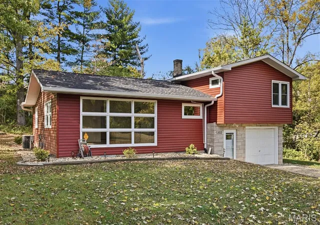 Photo 2 of Single family home for sale at 1302 Ash St, Highland, IL 62249 | MLS# MIS26068717 | Listing updated on 2026-10-27
