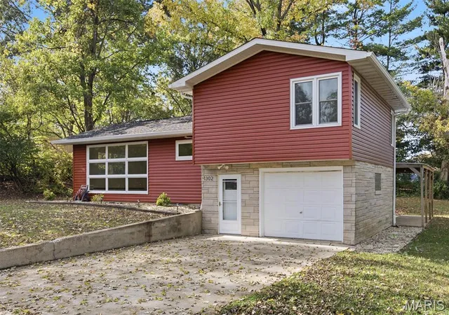 Photo 3 of Single family home for sale at 1302 Ash St, Highland, IL 62249 | MLS# MIS26068717 | Listing updated on 2026-10-27