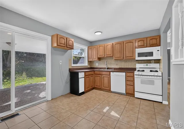 Photo 2 of Single family home for sale at 80 Ville Teresa Ct, Hazelwood, MO 63042 | MLS# MIS26068719 | Listing updated on 2026-10-29