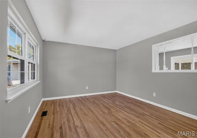 Photo 4 of Single family home for sale at 80 Ville Teresa Ct, Hazelwood, MO 63042 | MLS# MIS26068719 | Listing updated on 2026-10-29