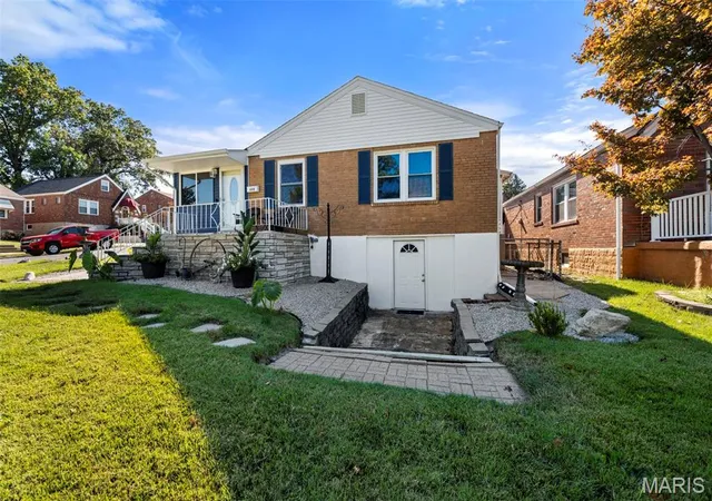 Photo 2 of Single family home for sale at 600 Rochester Dr, Saint Louis, MO 63125 | MLS# MIS26068735 | Listing updated on 2026-10-27