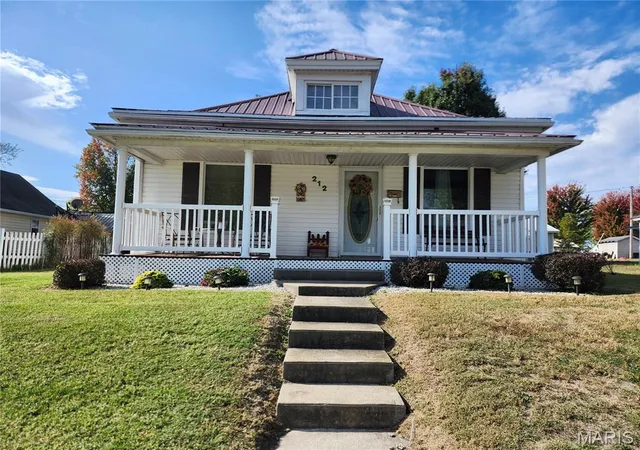 Photo 1 of Single family home for sale at 212 S Court St, Bowling Green, MO 63334 | MLS# MIS26068745 | Listing updated on 2026-10-27