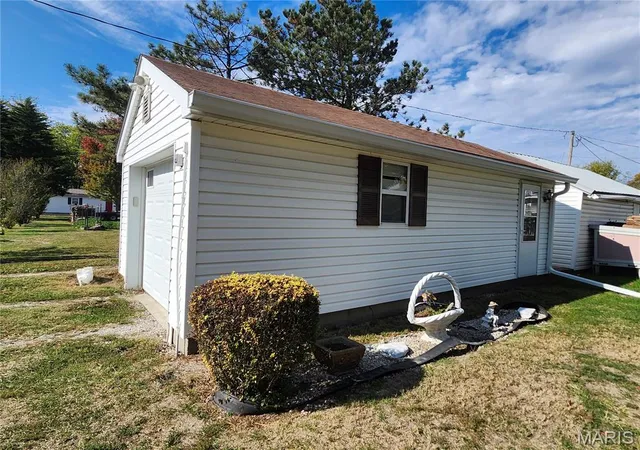 Photo 2 of Single family home for sale at 212 S Court St, Bowling Green, MO 63334 | MLS# MIS26068745 | Listing updated on 2026-10-27