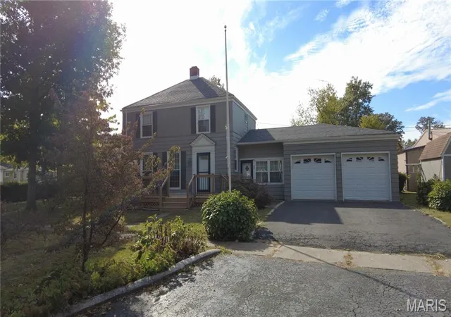 Photo 2 of Single family home for sale at 831 E 5th Street, Centralia, IL 62801 | MLS# MIS26068748 | Listing updated on 2026-10-27
