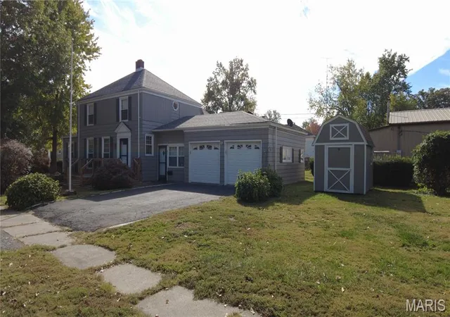 Photo 3 of Single family home for sale at 831 E 5th Street, Centralia, IL 62801 | MLS# MIS26068748 | Listing updated on 2026-10-27