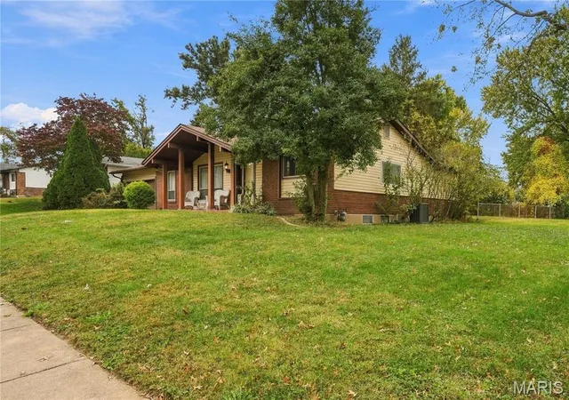 Photo 3 of Single family home for sale at 1 Lancaster Ct, Florissant, MO 63033 | MLS# MIS26068764 | Listing updated on 2026-10-28