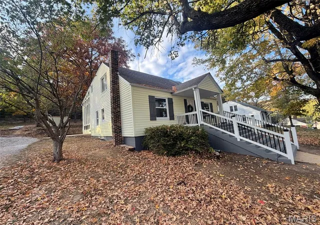 Photo 2 of Single family home for sale at 404 Broadway St, Waynesville, MO 65583 | MLS# MIS26068804 | Listing updated on 2026-10-28