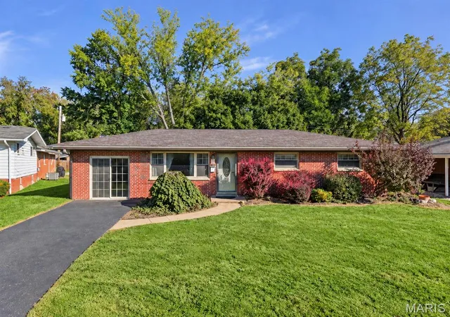 Single family home for sale at 3 Exeter Ln, Belleville, IL 62226 | MLS# MIS26068809