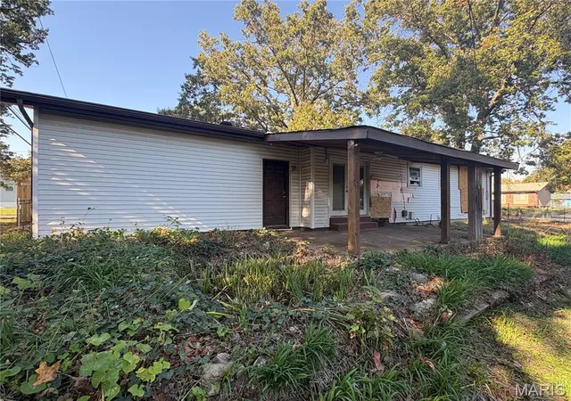 Photo 2 of Single family home for sale at 2520 Palm Dr, Florissant, MO 63031 | MLS# MIS26068817 | Listing updated on 2026-10-27