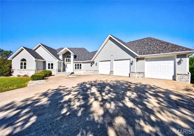Photo 3 of Single family home for sale at 31320 Oslo Dr, Lebanon, MO 65536 | MLS# MIS26068828 | Listing updated on 2026-10-28