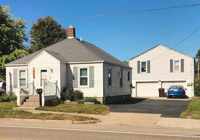 Photo 1 of Single family home for sale at 305 E Carpenter St, Jerseyville, IL 62052 | MLS# MIS26068839 | Listing updated on 2026-10-27