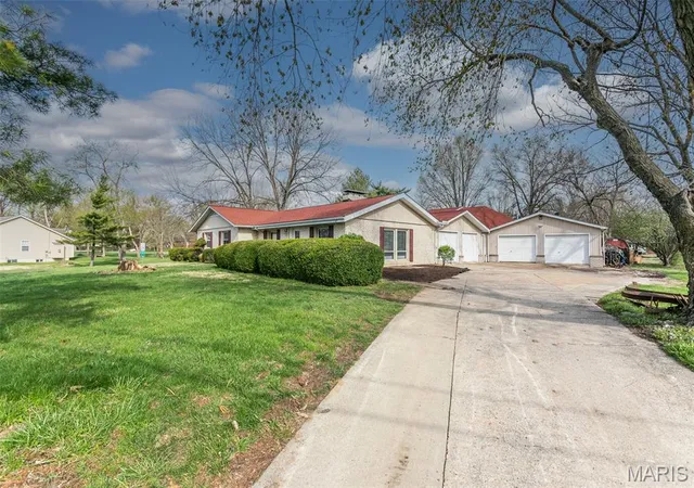 Photo 3 of Single family home for sale at 155 Troy Rd, Collinsville, IL 62234 | MLS# MIS26068858 | Listing updated on 2026-10-29