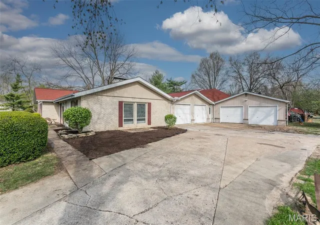 Photo 4 of Single family home for sale at 155 Troy Rd, Collinsville, IL 62234 | MLS# MIS26068858 | Listing updated on 2026-10-29