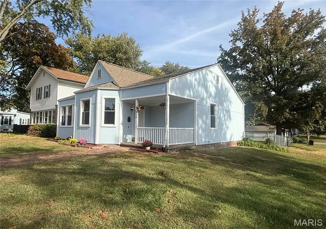 Single family home for sale at 415 Wabash Ave, Belleville, IL 62220 | MLS# MIS26068868
