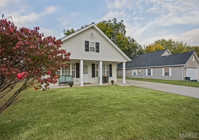 Photo 2 of Single family home for sale at 1201 Megan St, Jerseyville, IL 62052 | MLS# MIS26068874 | Listing updated on 2026-10-29