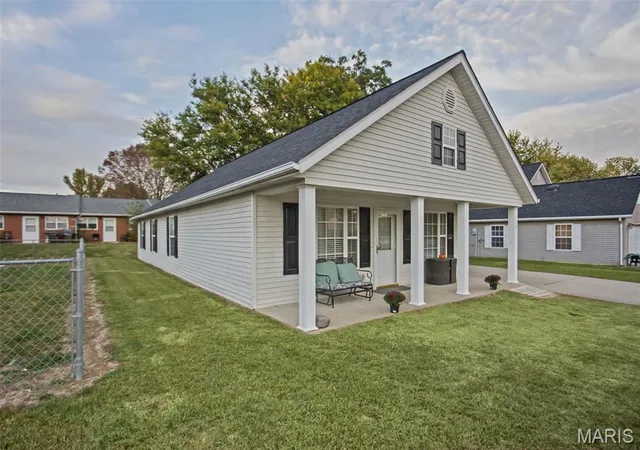 Photo 3 of Single family home for sale at 1201 Megan St, Jerseyville, IL 62052 | MLS# MIS26068874 | Listing updated on 2026-10-29