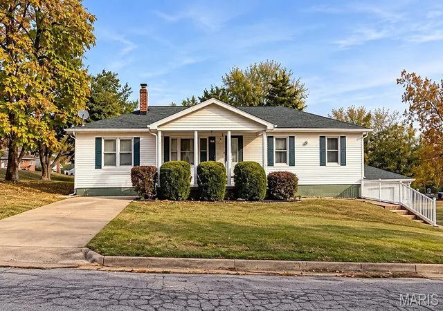 Photo 1 of Single family home for sale at 221 S Washington St, De Soto, MO 63020 | MLS# MIS26068949 | Listing updated on 2026-10-28
