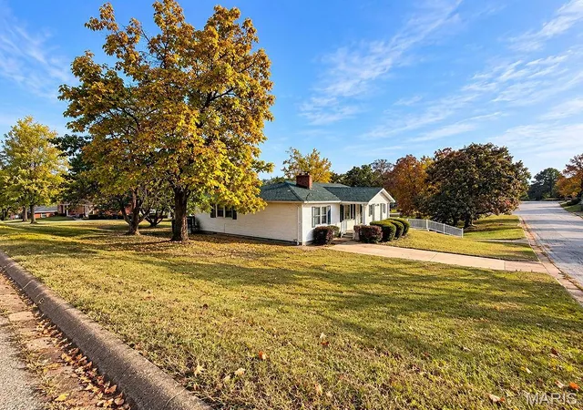 Photo 2 of Single family home for sale at 221 S Washington St, De Soto, MO 63020 | MLS# MIS26068949 | Listing updated on 2026-10-28