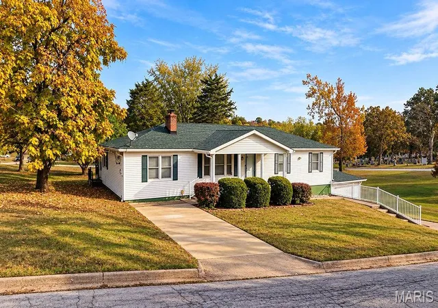 Photo 3 of Single family home for sale at 221 S Washington St, De Soto, MO 63020 | MLS# MIS26068949 | Listing updated on 2026-10-28