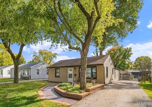 Photo 2 of Single family home for sale at 27 Mcnulty Dr, Florissant, MO 63031 | MLS# MIS26068972 | Listing updated on 2026-10-27