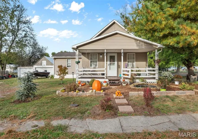 Single family home for sale at 105 Marcia St, Wilsonville, IL 62093 | MLS# MIS26068996