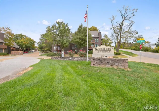 Listing Photo 2 - Condo for sale in building located at 5139 Holw Wood Ct, St. Louis, MO 63128 - Unit #A