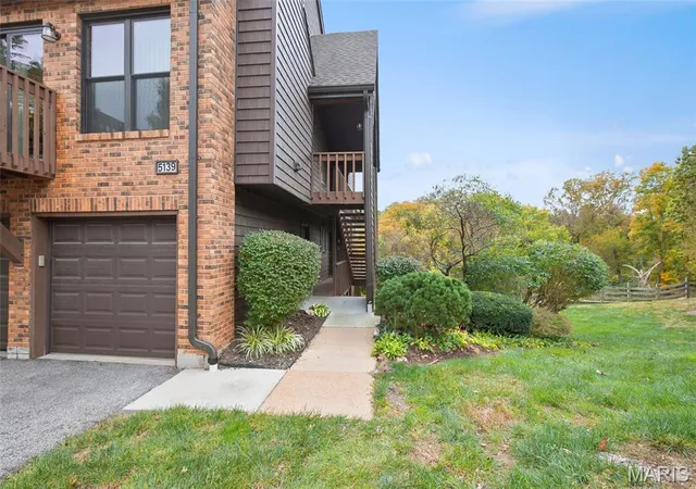 Listing Photo 4 - Condo for sale in building located at 5139 Holw Wood Ct, St. Louis, MO 63128 - Unit #A