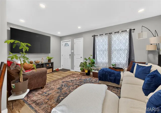 Photo 4 of Single family home for sale at 4 Godier Dr, East Saint Louis, IL 62203 | MLS# MIS26069018 | Listing updated on 2026-10-28