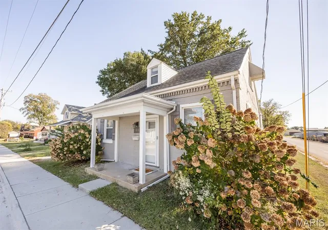 Photo 2 of Single family home for sale at 204 E Laurel St, Millstadt, IL 62260 | MLS# MIS26069035 | Listing updated on 2026-10-29