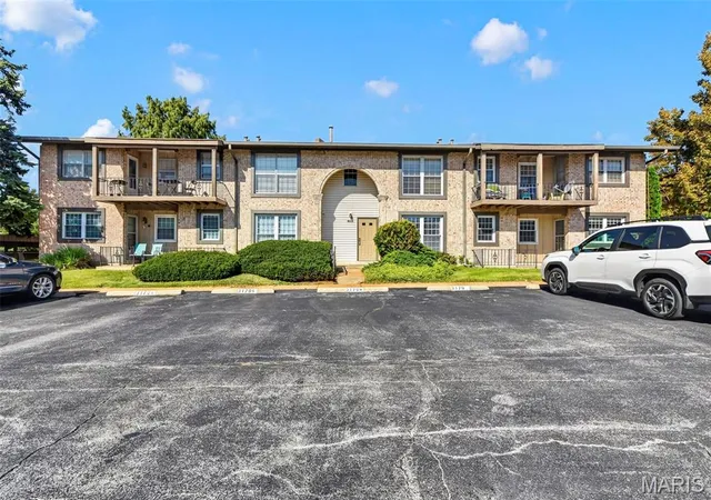 Photo 2 of Condo for sale at 3170 Leisurewood Ct #B, Florissant, MO 63033 | MLS# MIS26069037 | Listing updated on 2026-10-28