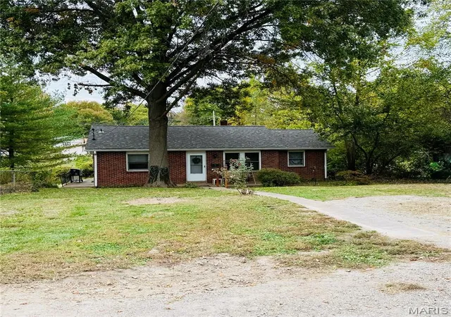 Single family home for sale at 2306 Valleyview Dr, Alton, IL 62002 | MLS# MIS26069045