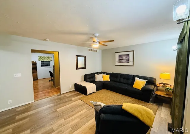 Photo 2 of Single family home for sale at 2306 Valleyview Dr, Alton, IL 62002 | MLS# MIS26069045 | Listing updated on 2026-10-28
